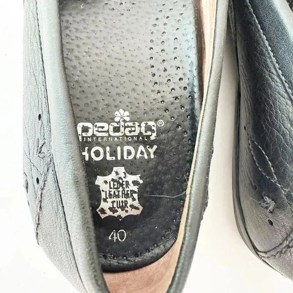 HUSH PUPPIES Size 9 Black Perforated Embroidered Square Toe Flats Comfort Casual - Picture 3 of 6